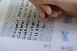 Après le parlement zurichois, il y a deux semaines, le législatif cantonal st-gallois a approuvé, à son tour, une motion similaire demandant le renvoi de l'enseignement du français à l'école secondaire (photo symbolique). KEYSTONE/GAETAN BALLY